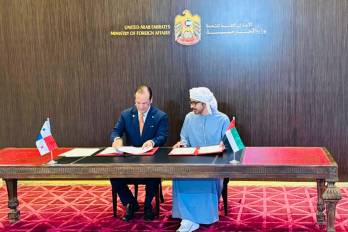 Los cancilleres de Panamá Javier Eduardo Martínez-Acha Vásquez (i) y el jeque Abdullah bin Zayed Al Nahyan, de los Emiratos Árabes Unidos firmaron un memorándum de consultas políticas para fortalecer comercio, inversión y coordinación diplomática.