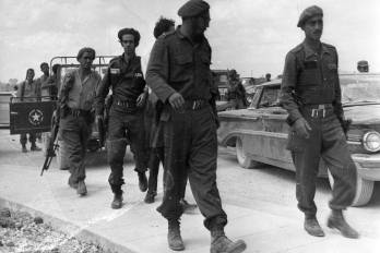 Fotografía de archivo de Fidel Castro durante la defensa de Bahía Cochinos, tras la invasión militar de 1300 exiliados anticastristas procedentes de Estados Unidos.