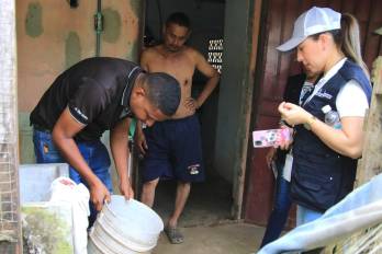 Minsa insta a la población a eliminar todos los recipientes en desuso que puedan acumular agua y limpiar los alrededores de las casas con regularidad para evitar la propagación del mosquito transmisor del dengue.