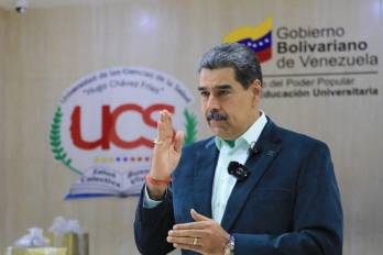 Fotografía cedida por el Palacio de Miraflores del presidente de Venezuela, Nicolás Maduro, hablando durante su programa 'Con Maduro +' este lunes, en Caracas.