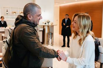 La primera ministra de Italia, Giorgia Meloni (der.), estrecha la mano del trabajador humanitario italiano Alberto Trentini tras su liberación de Venezuela, a su llegada al aeropuerto de Ciampino, en Roma, el 13 de enero de 2026.