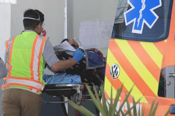 Personal de salud ingresa con un paciente en el Hospital General de la fronteriza Ciudad Juárez hoy, en el estado de Chihuahua (México). Fotografía de archivo.