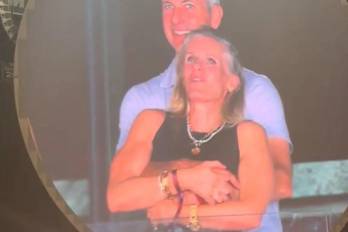 Captura del video que muestra a la pareja abrazada durante el concierto de Coldplay.