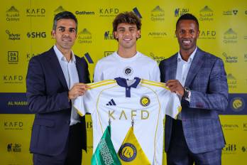 Joao Félix recibiendo la camiseta de su nuevo club.
