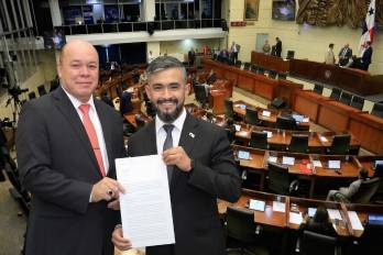 El diputado Luis “Lucho” Duke (derecha) presentó la propuesta en el pleno el pasado miércoles.