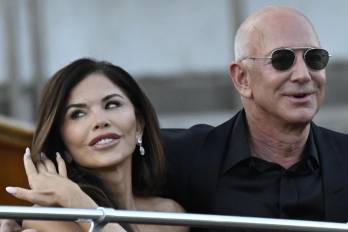 Lauren Sánchez Bezos y Jeff Bezos parten del hotel Aman para asistir a la última fiesta de las celebraciones de su boda el día después de su boda en Venecia, Italia, el 28 de junio de 2025.