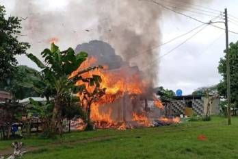Durante las protestas una casa tradicional resulto incendiada.