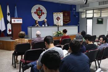 La conferencista Flor María Muñoz Bañales conversó con el periodista universitario Daniel Domínguez Z.