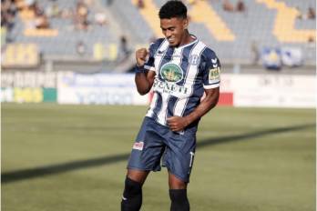 Édgar Bárcenas celebrando su primer gol con el Iraklis FC.