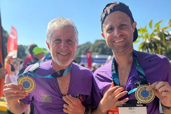Fotografía cedida por León (i) y Johnny Hamui, posando tras participar en la Maratón TCS de Sídney 2026 en Sídney.