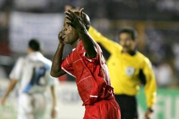 El panemeño Jorge Dely Valdes celebra el gol anotado ante la selección de Guatemala.