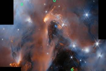 Imagen de la nebulosa NGC1333 tomada por el telescopio espacial James Webb, en la que se observan tres de los seis objetos interestelares con masa planetaria hallados por un estudio.