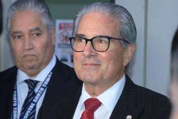 El ministro de Salud, Fernando Boyd Galindo, luego de la reunión con los representantes de la Fenameri.