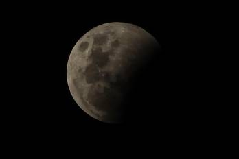 La Tierra proyecta su sombra sobre la Luna y esta pierde poco a poco su brillo blanco.