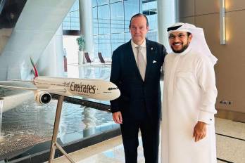 Javier Martínez-Acha Vásquez (i) junto al sheikh Ahmed bin Saeed Al Maktoum, presidente y director ejecutivo de Emirates Airlines (d).