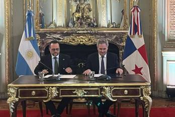 El ministro de Comercio e Industrias, Julio Moltó, y el ministro de Relaciones Exteriores, Comercio Internacional y Culto de Argentina, Pablo Quirno, firman los términos de referencia.