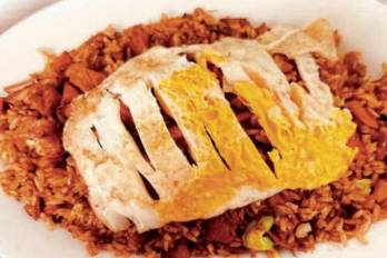 Las migraciones afroantillanas introdujeron platillos fritos que se integraron en la gastronomía local.