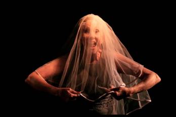 La actriz y productora costarricense Helena Baruch es la estrella de esta obra unipersonal.