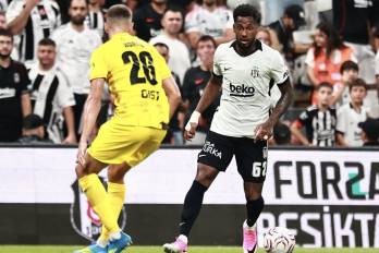 La defensor panameño del Besiktas, Amir Murillo (der.).