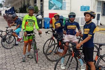 Carlos Harrigan con unos jóvenes ciclistas tras una práctica en la ciudad.