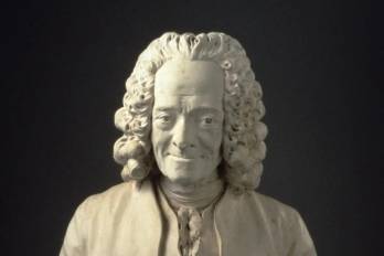 Para Voltaire, la felicidad era un bien preciado y, a diferencia de Rousseau, no concebía que la humanidad encontrara su redención en el espejo del estado “primitivo”.