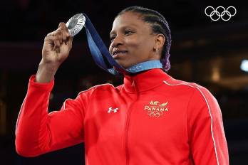 Atheyna Bylon emocionada con su presea de plata.