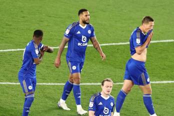 Jugadores del Leicester City lamentando su descenso a la tercera división de Inglaterra.