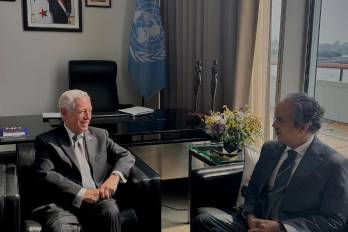 El embajador panameño Eloy Alfaro (iz1.) y su homólogo pakistaní, Asim Iftikhar Ahmed (der.).