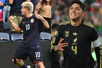 El futbolista de Estados Unidos, Diego Luna (izq.) y el mexicano, Edson Álvarez.