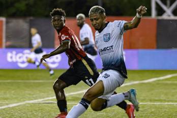 El jugador del Umecit FC, Emmanuel Gómez durante un partido contra el Sporting San Miguelito.
