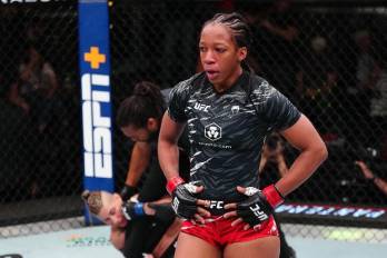 Joselyne Edwards atacó temprano a su rival.
