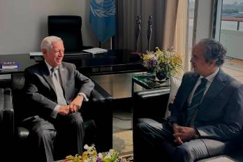 El embajador panameño Eloy Alfaro (iz1.) y su homólogo pakistaní, Asim Iftikhar Ahmed (der.).