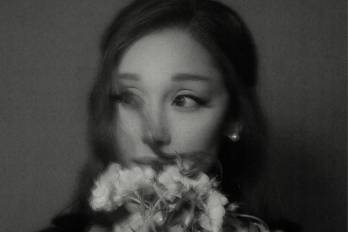 La cantante estadounidense Ariana Grande durante la producción del videoclip oficial del sencillo Petal, dirigido por el realizador Christian Breslauer.