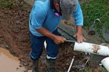 Trabajador del Idaan en medio de faena de mantenimiento.