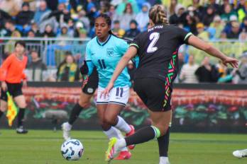 La futbolista panameña, Sherline King (izq.).
