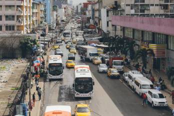 En ciudades densas, la estrategia más eficiente consiste en trasladar viajes hacia modos de mayor capacidad, como el transporte público, que permite optimizar el uso del espacio urbano compartido.