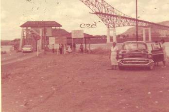 Puente de las Américas durante su construcción desde la estación de ‘ferryboat’ en el área de Balboa (ribera oeste).