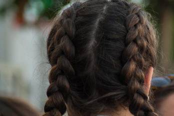 Una resolución del Meduca prohíbe discriminar a los estudiantes por su corte de pelo.