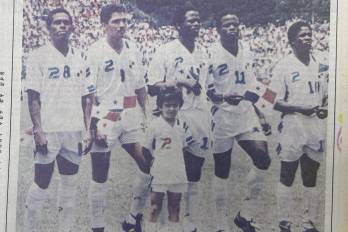 Mendieta, Rommel, los hermanos Julio, Jorge y Armando Dely Valdés ante Costa Rica en San José. incomprensible alineación del entrenador De Simone con cuatro delanteros.