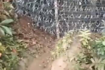 En las redes sociales circulan videos que muestran la cerca en las trochas y en el audio se escucha la queja de los migrantes por esta construcción.