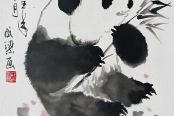 Los pinceles se mueven y reconocen el milenario legado de la técnica china de pintura en su expresión limpia y monocromática para estallar en una policromía que el mismo artista reconoce como “irruptiva”.