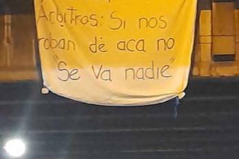 Letrero colgado en la ciudad de Guatemala, previo al partido ante la selección de Panamá por las eliminatorias de Concacaf con miras al Mundial 2026.