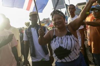 Aficionado de Cabo Verde celebrando la clasificación al Mundial 2026.