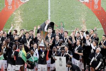El central panameño, Andrés Andrade celebrando su título con el LASK.