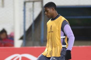 Kadir Barría durante el calentamiento previo al partido entre el Nacional Potosí y el Botafogo.