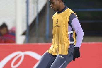 Kadir Barría durante el calentamiento previo al partido entre el Nacional Potosí y el Botafogo.