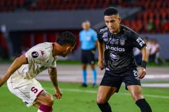 El futbolista panameño, Jair Modelo (der.) durante el encuentro ante el Saprissa.