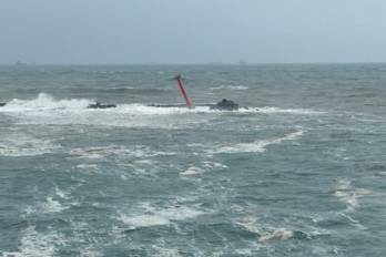 Las ráfagas de viento y el fuerte oleaje provocaron la caída de esta señal marítima fija del rompeolas en el acceso a Manzanillo International Terminal (MIT).