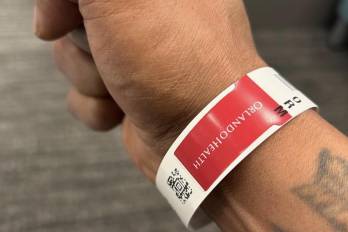 Captura de pantalla tomada de la cuenta oficial de Instagram del cantante puertorriqueño Don Omar mostrando su mano con un brazalete de un hospital de la red Orlando Health.