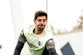 Thibaut Courtois, portero del Real Madrid, entrena con el balón oficial de la Copa Mundial de Clubes. La final será el 13 de julio en el Estadio MetLife, Nueva Jersey.